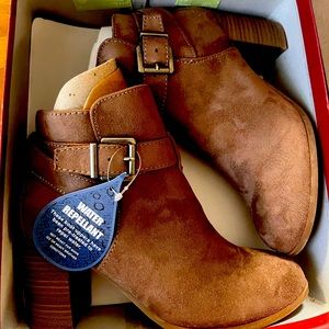 Womens boots size 5.5